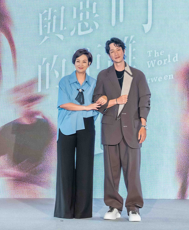 影后杨贵媚（左）、金钟视帝薛仕凌将在《我们与恶的距离2》饰演母子。（大慕影艺提供）