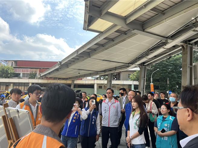 桃园火车站站前空间动线不佳，桃园市长张善政9日下午前往视察，他说，市府调整行人动线、增设行人专用时相号志等2项短期交通管理措施。（赖佑维摄）