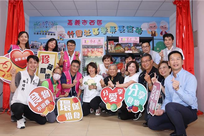 嘉义市长黄敏惠（前排左四）感谢嘉义市国际崇她社、财团法人九华山地藏庵捐赠惜食冰箱设备。（廖素慧摄）