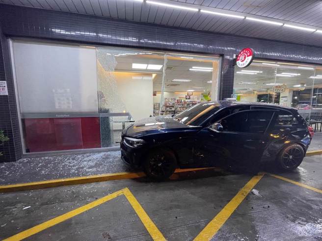 BMW休旅车被特斯拉撞离停车格，超商侧门玻璃被撞碎。（本报资料照）