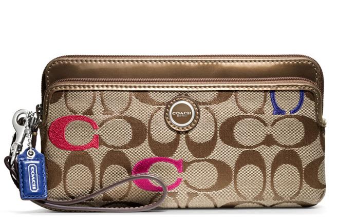 麗寶OUTLET MALL 自10日起至26日7周年慶，祭出名牌包周周1元競標等好康。（業者提供）