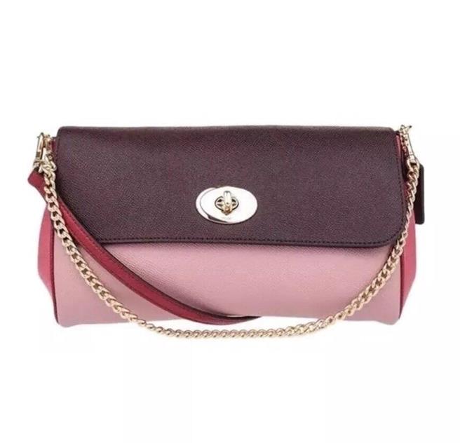 麗寶OUTLET MALL 自10日起至26日7周年慶，祭出名牌包周周1元競標等好康。（業者提供）