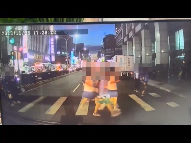 救护车紧急送医路途，遇到学生无视救护车，慢慢过马路。（翻摄画面）