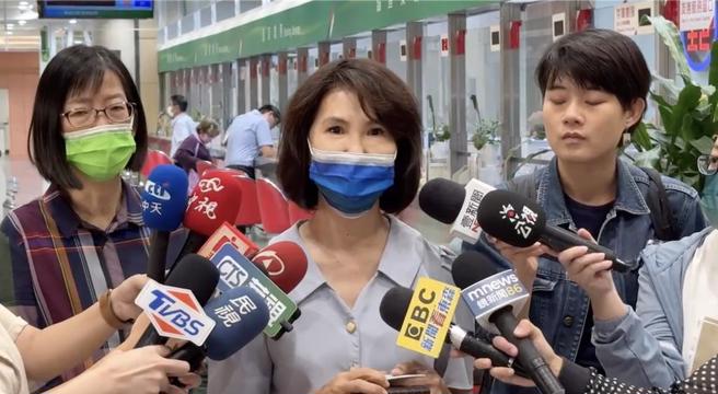 高雄郵局副局長張素貞今（9）日出面致歉，認了有疏失，該行員年資9年，才剛請完育嬰假復職，已發函給予糾正，並列入年終考核。（柯宗緯翻攝）