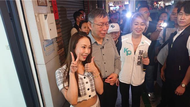 台灣民眾黨總統參選人柯文哲（左二）九日傍晚現身海安商圈，許多年輕人一看到「阿伯」出現立刻上前要求合影。（程炳璋攝）