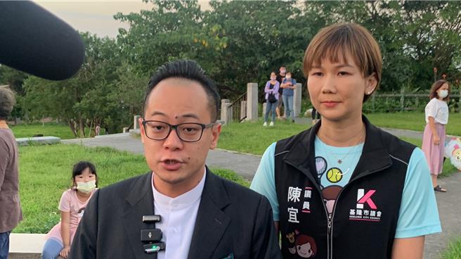 2024总统大选越来越逼近，但「蓝白合」目前形同卡关。民进党籍基隆市议长童子玮（左）表示，赖一直有自己节奏与准备，不管蓝白合不合，还是蓝白「拖、吵、斗」，都会做好「一对一」态势的准备，让选民认同最有资格及能力的人担任总统。（徐佑升摄）