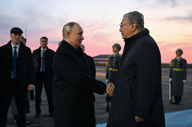 俄羅斯總統蒲亭今前往哈薩克訪問，並和哈薩克總統托卡葉夫於該國首都會晤。（圖／路透社）