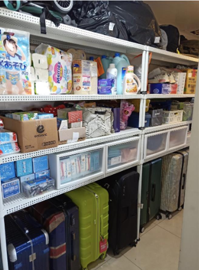 整理师黄晴儿透过铁坊家具的铁架将房间内的物品收纳整洁。（黄晴儿提供）