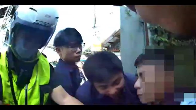 新北市1名33歲鄭姓男子，昨日下午被淡水警方攔查，他因毒品遭到通緝，員警上銬時他假意配合，趁機由外套取出辣椒水及電擊器攻擊員警。（翻攝畫面）