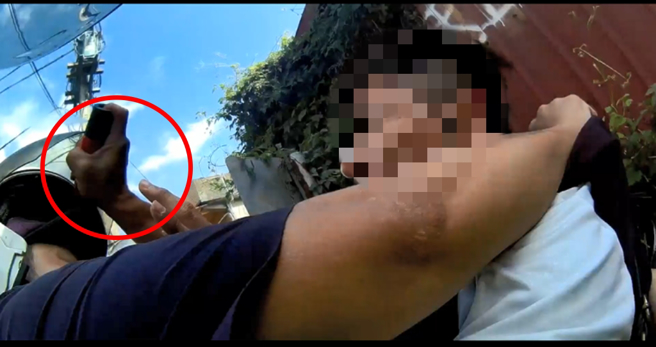 新北市1名33歲鄭姓男子，昨日下午被淡水警方攔查，他因毒品遭到通緝，員警上銬時他假意配合，趁機由外套取出辣椒水及電擊器攻擊員警。（翻攝畫面）