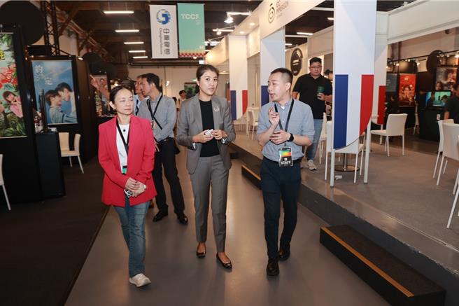 南投縣長許淑華(前中)9日下午前往台北松山文創園區參加TCCF創意內容大賽，親自邀請國內外影視業者到南投拍片。南投縣政府提供