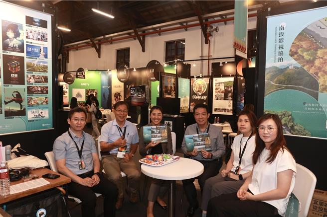 南投縣長許淑華(左三)與縣府新聞處長蔡明志(右三)率領的縣政團隊拿出南投好山好水行銷簡介，邀請影視出版業者到南投來拍片取景。南投縣政府提供