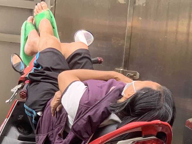 女骑士发现爱车被街友当成睡觉地点。（翻摄自爆怨公社脸书）