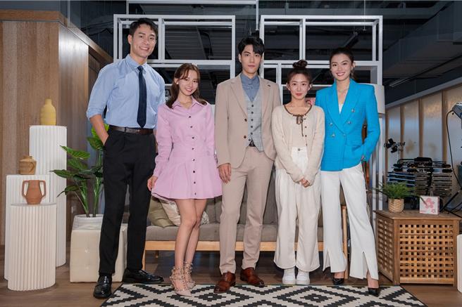 邓伟德(左起)、林莎、林子闳、郭书瑶、周智慧在《完全省钱恋爱手册》饰演同事。（TVBS提供）