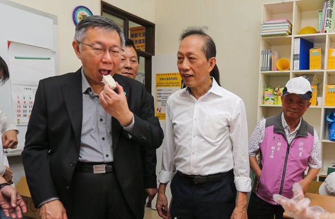 民眾黨總統參選人柯文哲參訪桃園汴洲里社區照顧關懷據點，參觀媽媽教室，並品嘗制作的蘿蔔糕。（陳麒全攝）