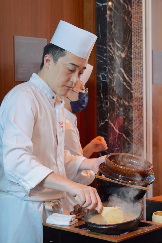 怀石料理长广濑晋平（Shimpei HIROSE）悉心为宾客烹制「大闸蟹锅与秋蟹杂炊」。（何书青摄）