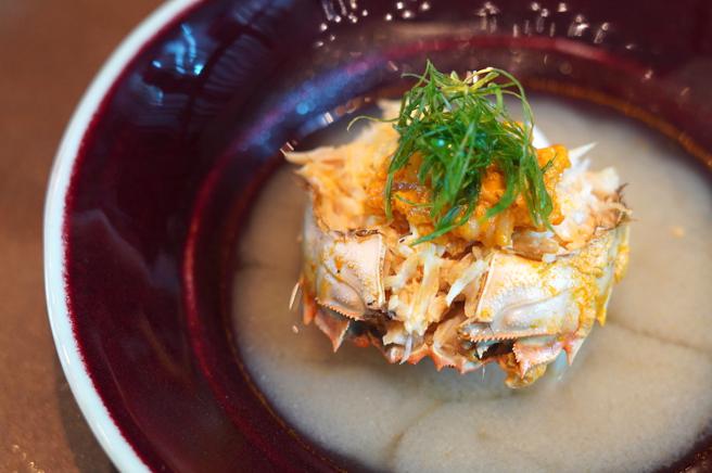 大闸蟹锅物。（何书青摄）