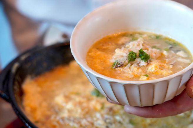 大闸蟹锅与秋蟹杂炊。（何书青摄）