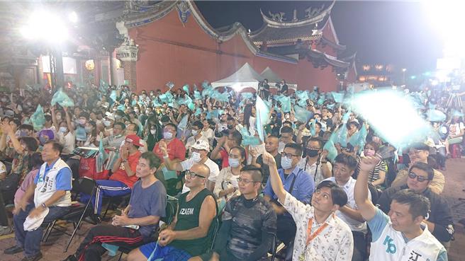 台灣民眾黨總統參選人柯文哲9日在台南市中西區武廟前演講，約2000名支持者擠爆廟前廣場。（程炳璋攝）