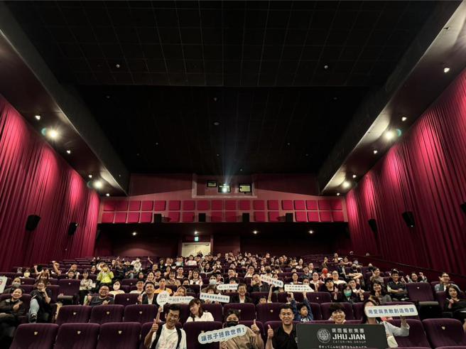 导演魏德圣亲切的在座位区陪着筑间员工一起欣赏新作816「BIG」，会后还分享新作拍摄过程中的点点滴滴。图／筑间提供