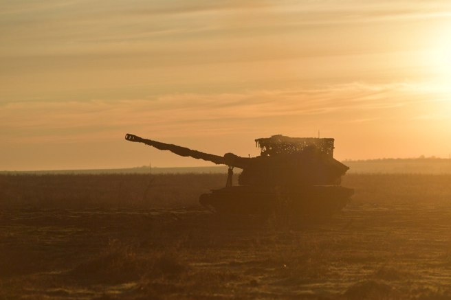 改进型的152毫米红土地（2K25 Krasnopol）导引炮弹的特性，使其追瞄移动目标时的命中率再提升。（示意图 俄罗斯国防部）