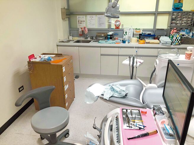 宜蘭縣羅東博愛醫院遭民眾指控，帶小孩去看牙科，針筒掉到地上，護理人員僅消毒就交給醫師繼續使用。（民眾提供／吳佩蓉宜蘭傳真）