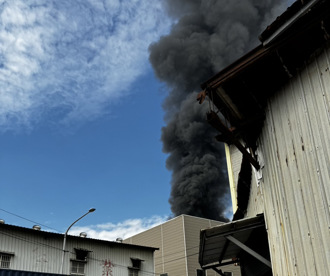 新北樹林廢棄工廠大火  濃煙竄天警消急灌救