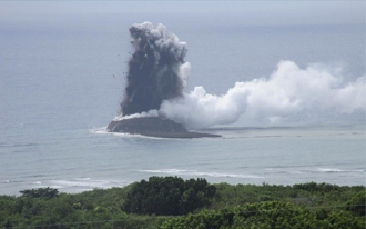日海底火山噴出「世界最新島」 驚人誕生畫面曝