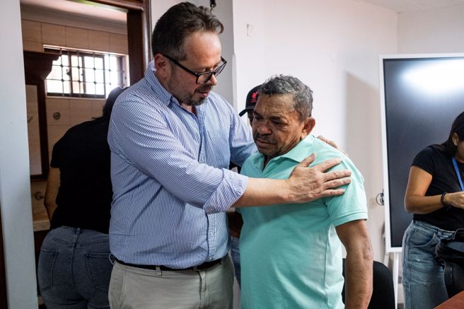 英超利物浦球員父(圖右)在哥倫比亞遭綁架 12天後終獲釋。(圖/路透)