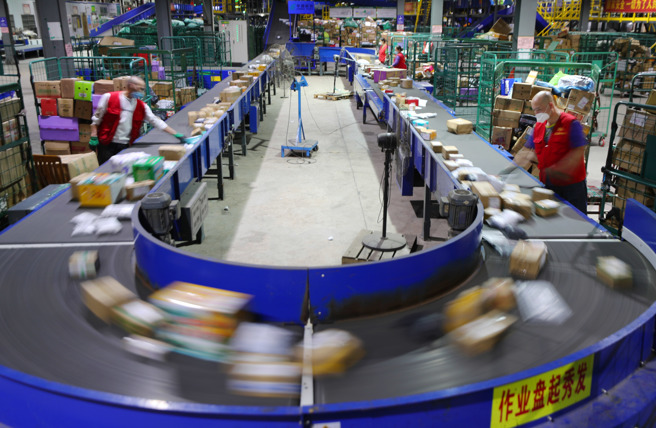 「雙11」過後，大陸各地的物流企業將迎來快遞物流高峰。（圖/新華社）