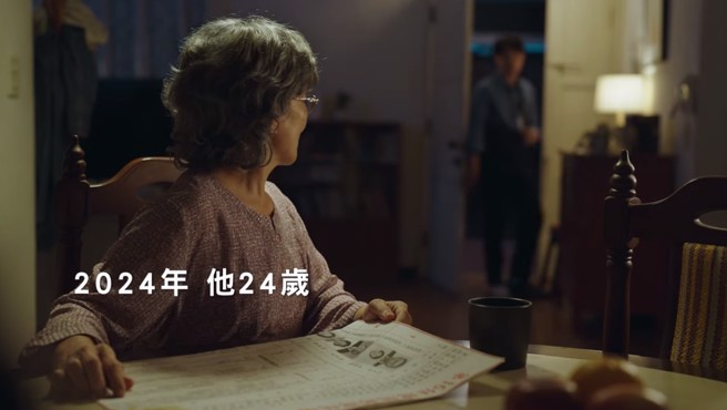 柯文哲競選廣告，被發現拍攝道具「選舉公報」上，安排好侯友宜的副手柯志恩、柯文哲的副手是黃珊珊。(翻攝自柯文哲YouTube頻道)
