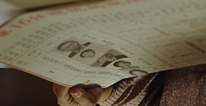 柯文哲競選廣告，畫面經翻轉放大後，被發現拍攝道具「選舉公報」上，安排好侯友宜的副手柯志恩、柯文哲的副手是黃珊珊。(翻攝自柯文哲YouTube頻道)
