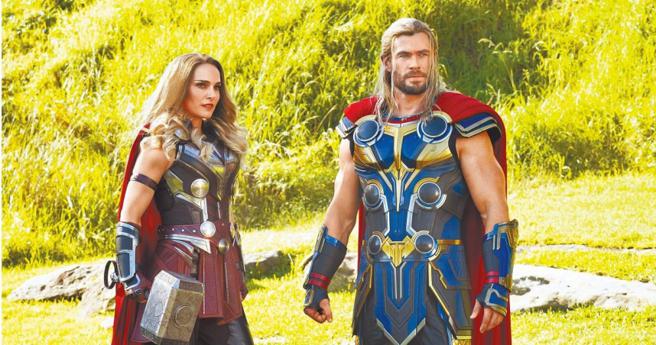 演出《雷神索尔》走红的克里斯汉斯沃（右）年仅39岁，却在一次健检中意外得知自己罹患阿兹海默症的机率比一般人高10倍，因而立即宣布暂时息影。（图／迪士尼提供）