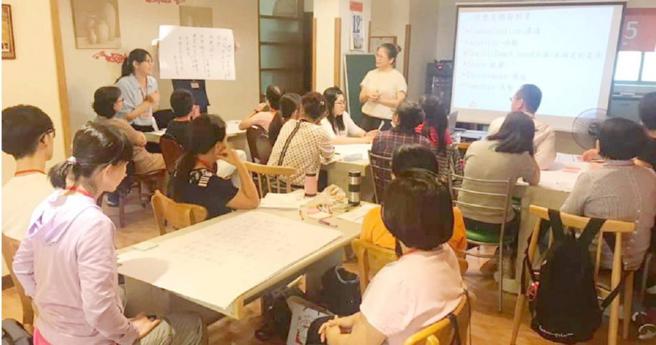 如何照顾失智者，许多相关支持团体都有相关课程，家属可从中学习更多经验与技巧。（图／翻摄自失智症协会脸书）