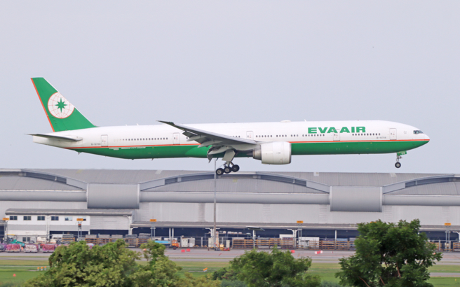 長榮航空遭曼谷地勤撞凹，驚人畫面曝光，引起討論。（示意圖／shutterstock）