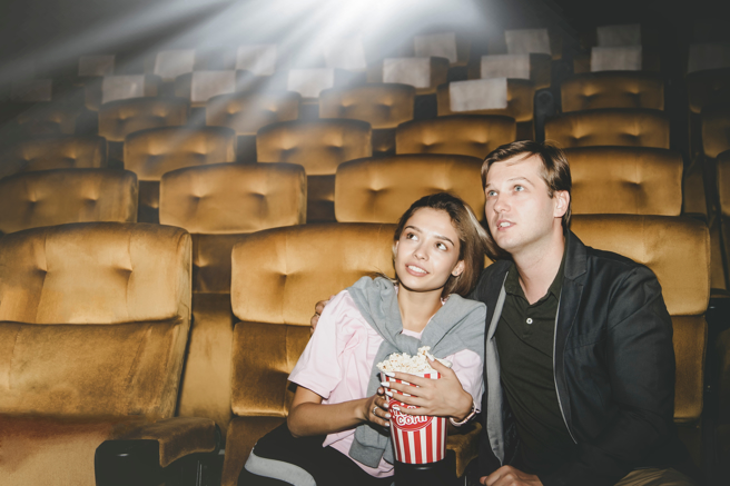 有些人担心在电影院「看电影」会危害眼睛健康，眼科医师表示，电影的光线较柔和，对眼睛伤害较小，但若在黑暗中看手机则真的伤眼。(示意图/ Shutterstock )