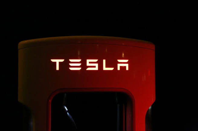 特斯拉（Tesla）作为电动车领域的佼佼者，在2020年实现了盈利，本文揭晓绿色能源背后的营利法则。(图片来源/pexels)