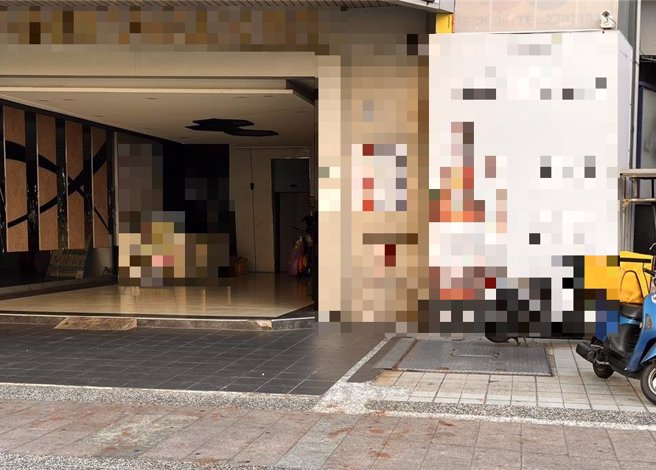 高雄市新興區一處大樓前，今天清晨傳出聚眾鬧事事件，大樓裝潢與路邊停放3台汽車、2台機車遭砸毀。（民眾提供／任義宇高雄傳真）