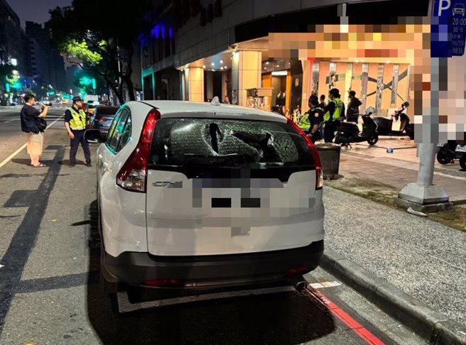 高雄新興區一處大樓前，群眾疑與大樓內酒店有糾紛，持棍棒砸毀門口停放的3台汽車、2台機車。（民眾提供／任義宇高雄傳真）