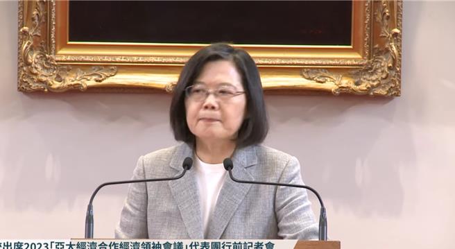 蔡英文今早出席2023 APEC经济领袖会议（AELM）代表团行前记者会致词表示，这个月15号，今年的APEC「经济领袖会议」，将在美国旧金山登场，她要感谢张忠谋创办人扛起重责大任，再次担任我国的领袖代表，出席这场重要的国际会议。（摘自总统府直播）