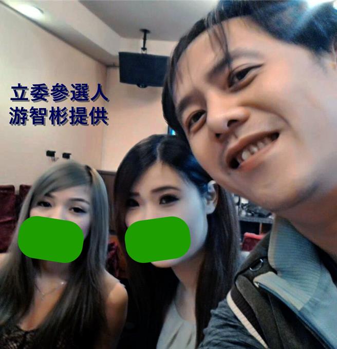 新黨立委參選人游智彬秀出照片，指控民進黨組織推廣部主任林正鴻頻繁出入風月場所、流連酒家。（游智彬提供）