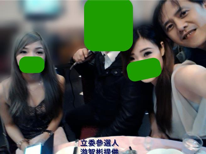 新黨立委參選人游智彬秀出照片，指控民進黨組織推廣部主任林正鴻頻繁出入風月場所、流連酒家。（游智彬提供）