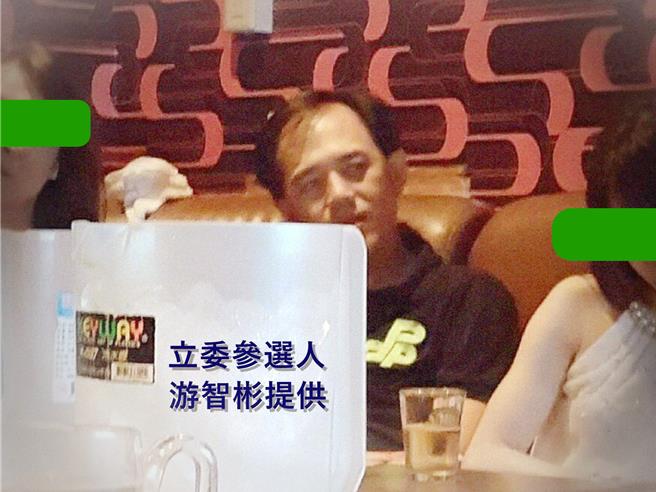 新黨立委參選人游智彬秀出照片，指控民進黨組織推廣部主任林正鴻頻繁出入風月場所、流連酒家。（游智彬提供）