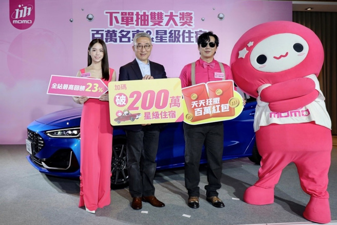 Momo即日起至11日展开第2波双11抢购活动。左起：momo双11活动大使宋芸桦、momo总经理谷元宏、momo双11活动大使萧煌奇。（图／momo提供）