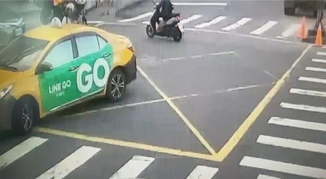 周男驾驶计程车欲左转时，因减速礼让行人通过，不料直行的苏姓骑士煞不住车，机车直接撞上计程车车尾。（汐止警分局提供）