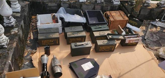 61岁罗姓男子2012年在桃园龟山受何姓前军人所托，保管封箱物品，岂料2、3周打开发现竟有改造步枪2支、衝锋枪1支及制式子弹1万3897发及一批枪枝零件。（翻摄照片）