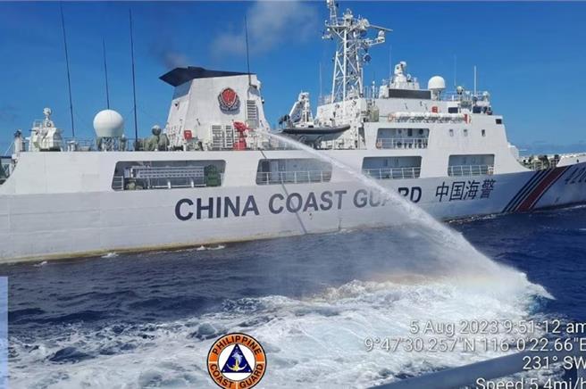 针对菲律宾2艘小型运输船和3艘海警船进入南海一带仁爱礁，中国海警局10日表示是侵犯中方领土主权，对菲方运送食品等必要生活物资作出临时性特殊安排。（菲律宾海警队）