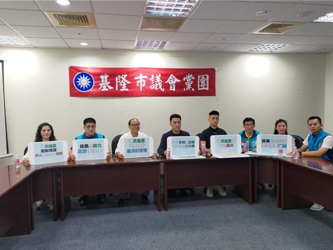 基隆市民进党团近日在基隆挂上大型看板，嘲讽国民党立委参选人林沛祥的父亲，前市长林水木发多张建照才造成中山区大庆大城的交通问题。对此林沛祥（左四）坚信，市民的眼睛是雪亮的，不会选择一个靠抹黑与推卸责任为选战手段的政党来代表基隆（林沛祥办公室提供／徐佑升基隆传真）