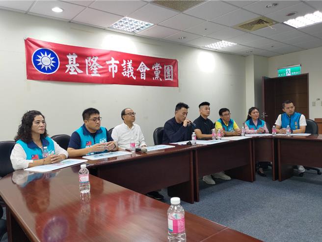 基隆市民进党团近日在基隆挂上大型看板，嘲讽国民党立委参选人林沛祥的父亲，前市长林水木发多张建照才造成中山区大庆大城的交通问题。林沛祥（左四）表示，痛批民进党无作为不检讨，才「跨时空抹黑」，对于这种作为深感遗憾，也希望能够回归正面政策论辩。（林沛祥办公室提供／徐佑升基隆传真）