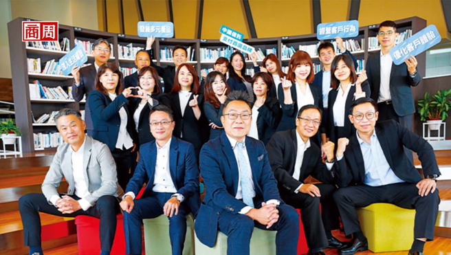 中信银重回信用卡龙头，在红海市场不靠打回馈战，又要稳定成长，支付金融事业处处长陈德风（前排中）说，须重视客户「目的」而非「目的地」。(摄影者．杨文财)